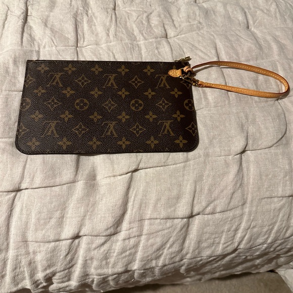 Like NEW! AUTHENTIC MONOGRAM LOUIS VUITTON WRISTLET.No signs of wear in or out. - Picture 8 of 10